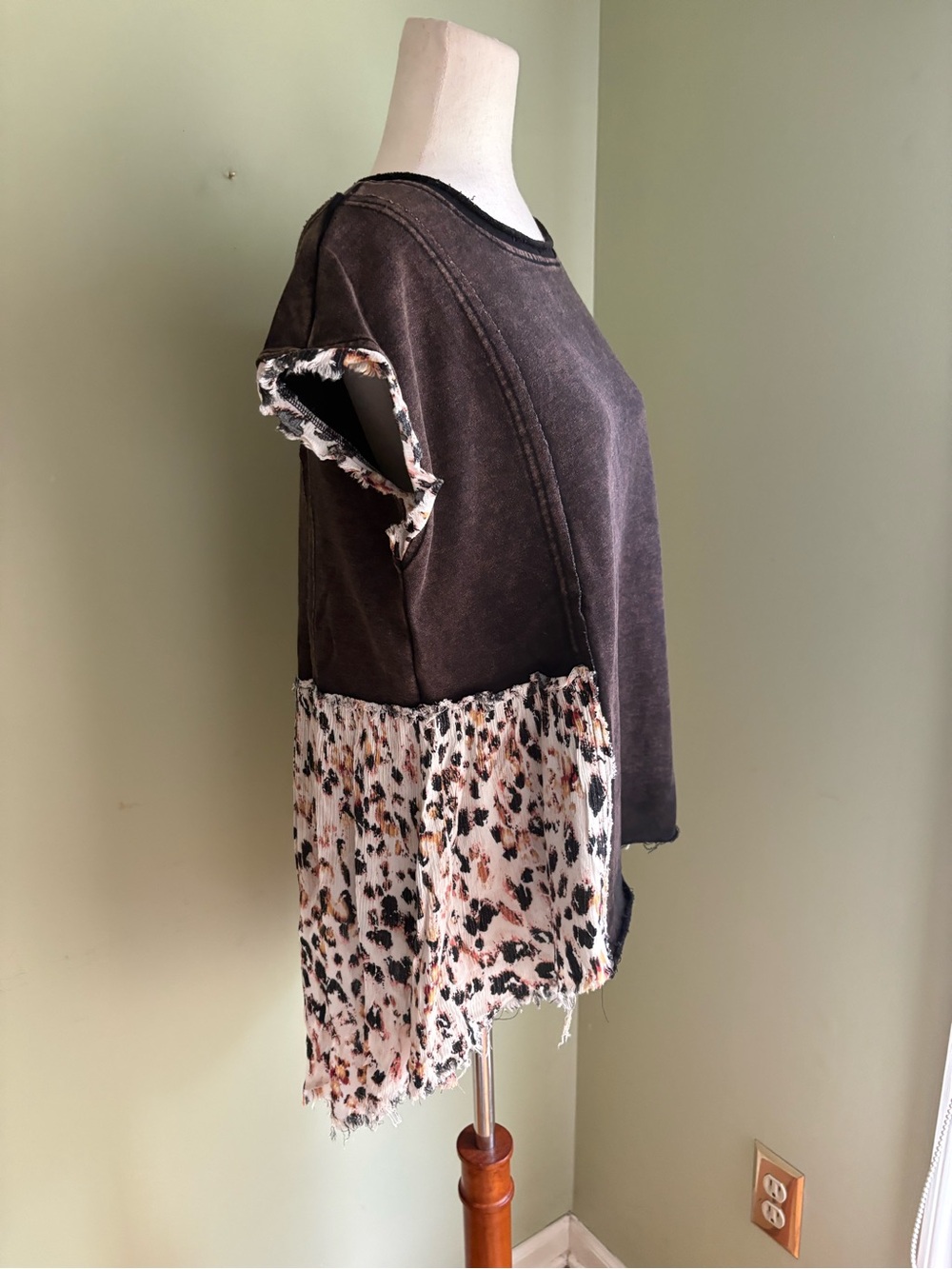 Oli & Hali High Low Top. Sleeveless Brown Top w/Leopard Print Panels. Size Small - Picture 2 of 15